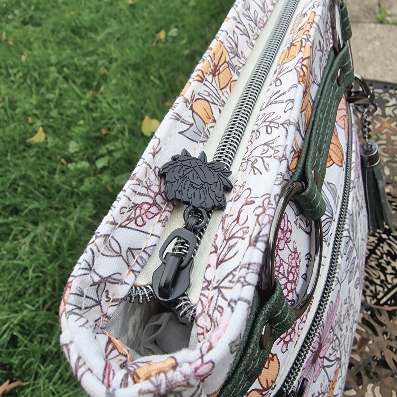 Momexa Crossbody Bag - Image 2