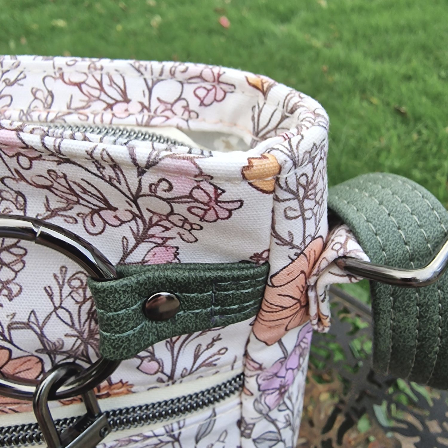 Momexa Crossbody Bag - Image 5