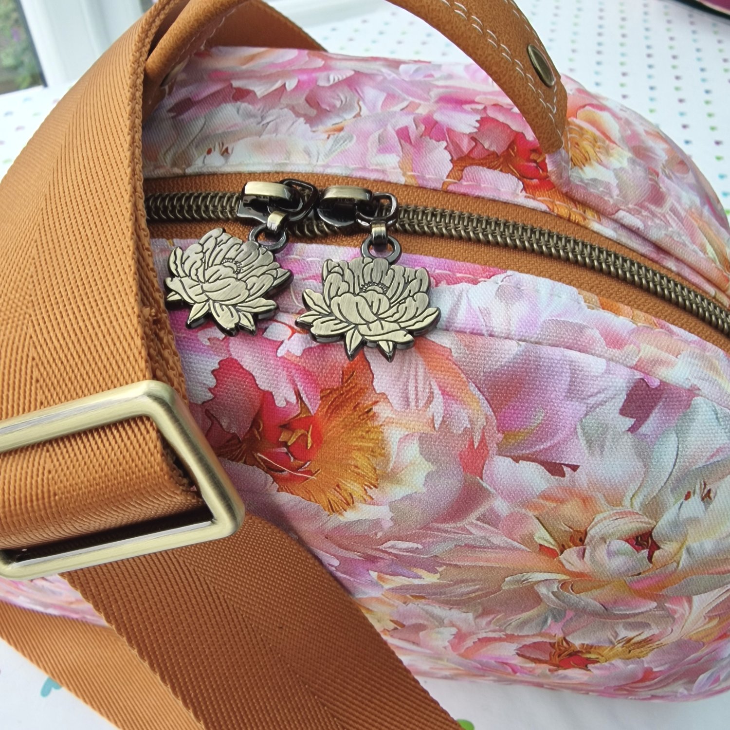 Konin Bowler Bag - Image 12